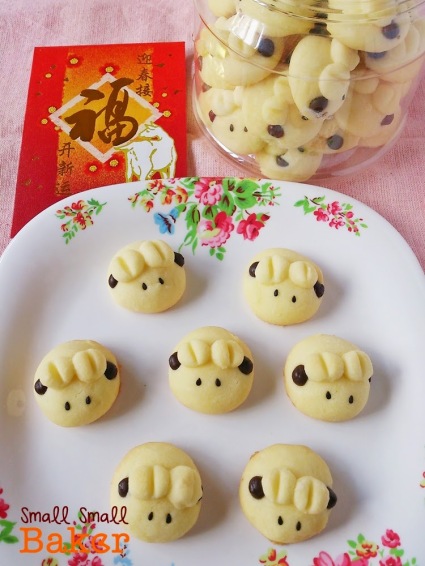 羊年吉祥（一）Sheep design melt-in-mouth German cookies. Image via Small Small Baker